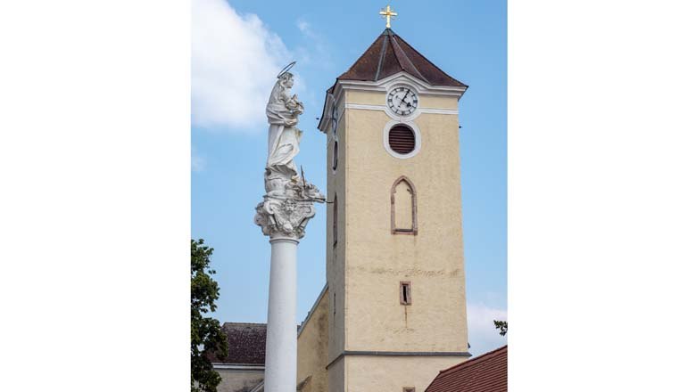 Church tower with Marian column, © Peter Mödl