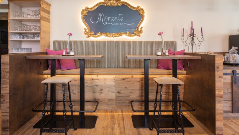 Cozy breakfast area with wooden furniture and decoration.