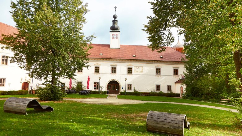 Schiltern Castle with garden and trees in the foreground.