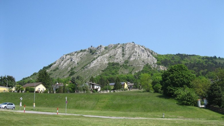 View of the Braunsberg with houses in the foreground and blue sky.