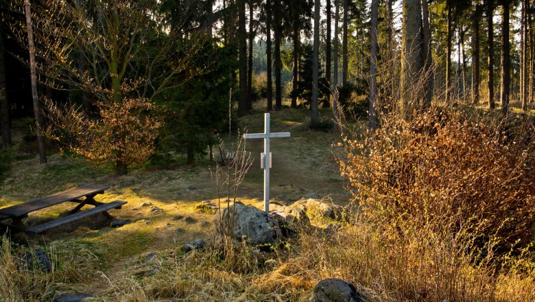 Summit cross in fall, © Weinhofer
