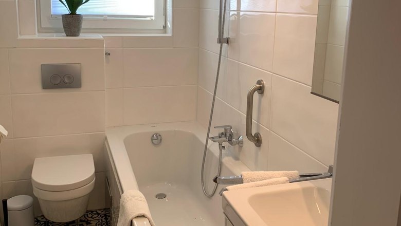 Modern bathroom with bathtub, WC and washbasin.