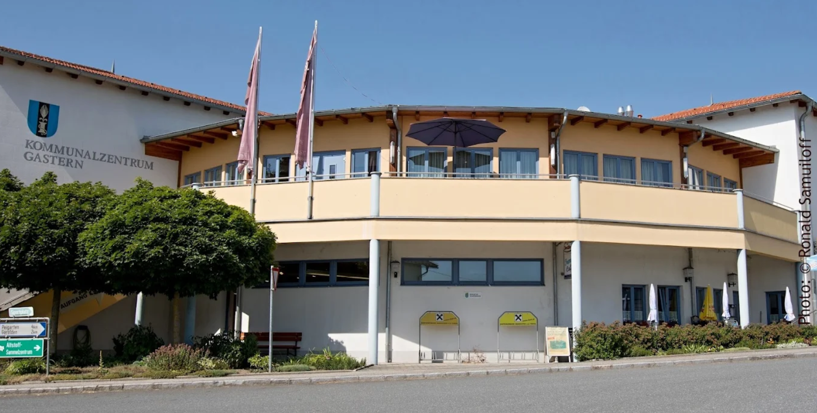 Exterior view of the Gastern Municipal Center with blue windows and yellow façade.