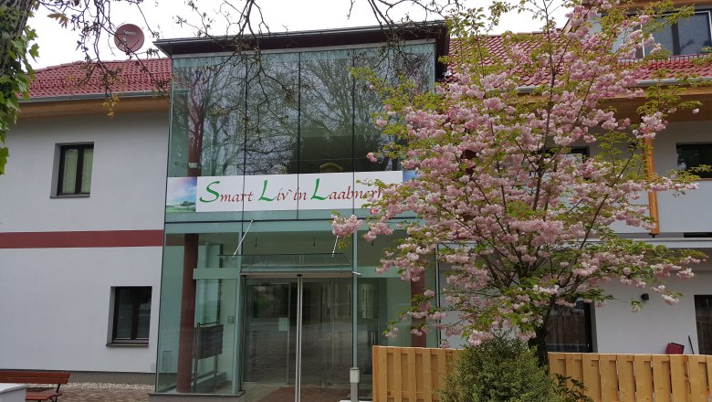 Smart Liv`in Laabnerhof, © Zoka Entrance to the Smart Liv'in Laabnerhof with flowering tree.