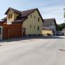 Straße vor der Unterkunft mit Eingang