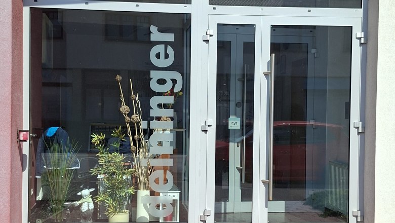 Hotel Deininger Fischamend, © Stadtgemeinde Fischamend Entrance to the Hotel Deininger with glass front and plants.