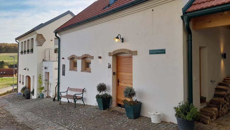 Organic farm zum Grünen Baum, © Weinviertel Tourismus GmbH A renovated building with red tiled roofs and a white façade on an organic farm.