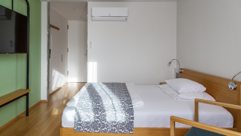 Courtyard view single room queen size, © Peter Hruska