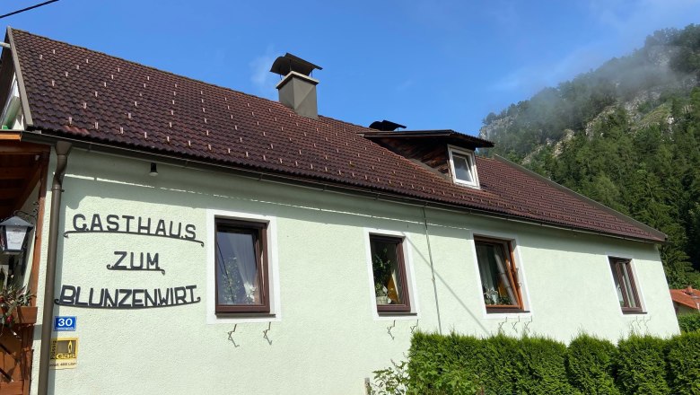Blunzenwirt, © Wiener Alpen Exterior view of the Zum Blunzenwirt inn with green paint and brown roof.