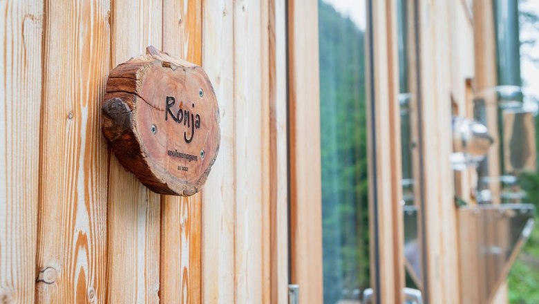 Wooden sign with the inscription 'Ronja' on a wooden wall.