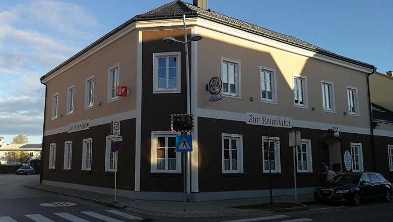 Corner building with the inscription 'Zur Rennbahn' and Kaiser beer sign.