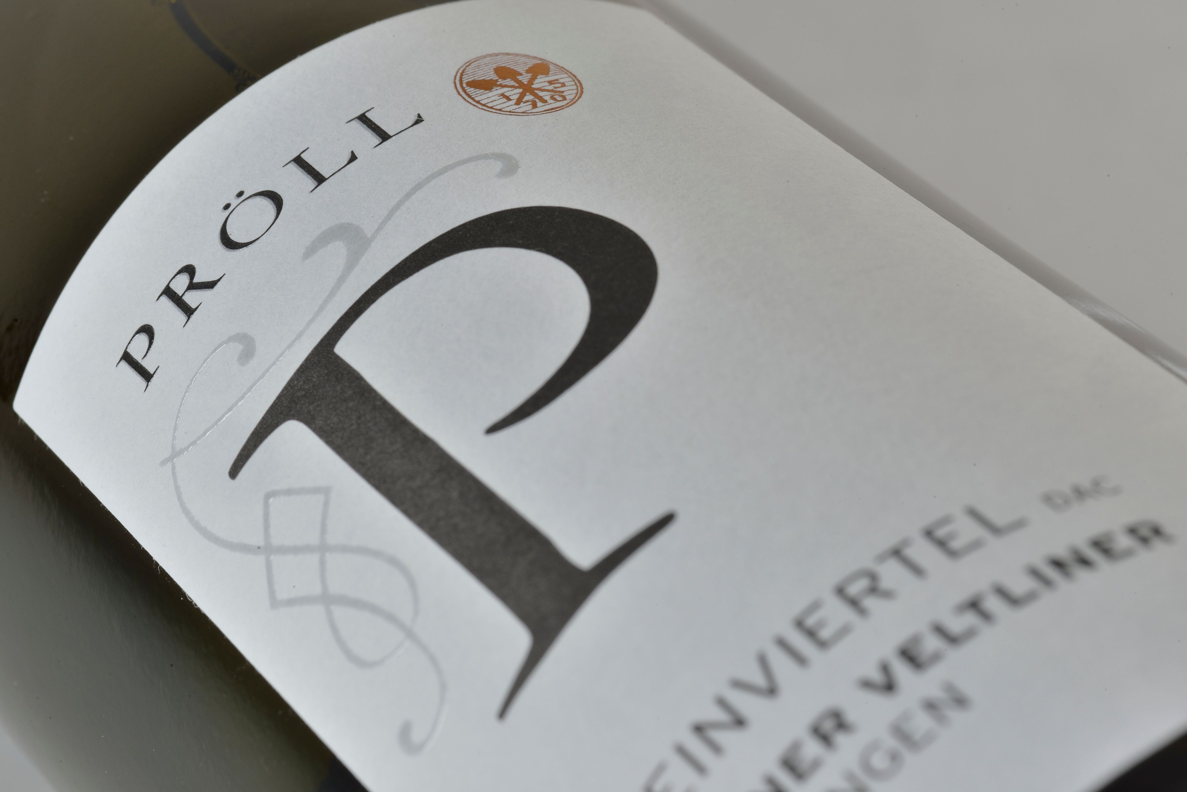 Close-up of a wine label with the inscription 'Pröll' and 'Weinviertel DAC Grüne Veltliner'.