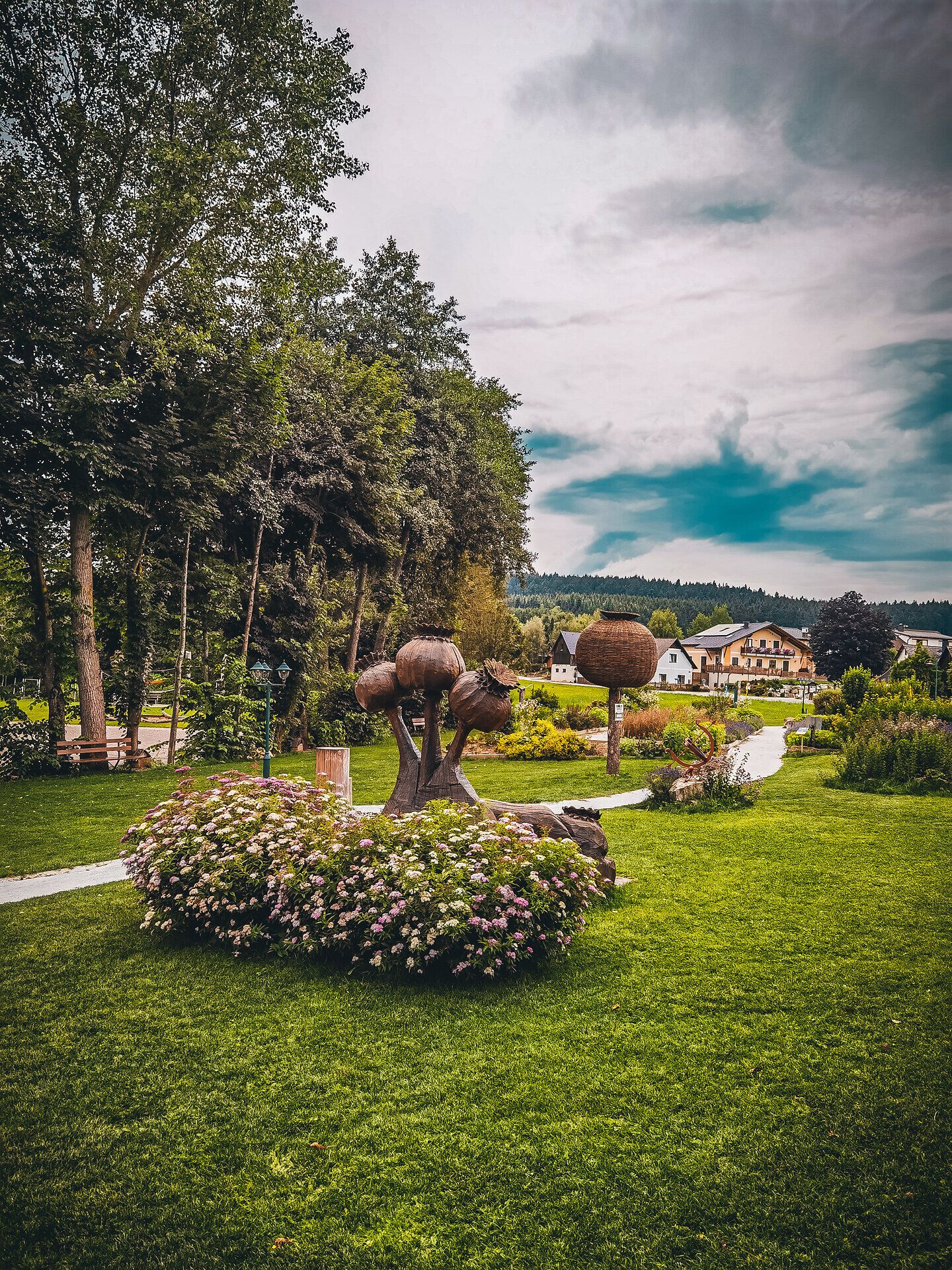 Inmitten der sanften Hügel des Waldviertels blühen leuchtende Mohnblumen und verleihen der Landschaft einen Hauch von Magie. Die ruhige Atmosphäre und die üppige Natur laden dazu ein, die Seele baumeln zu lassen und die Schönheit der Umgebung zu genießen.