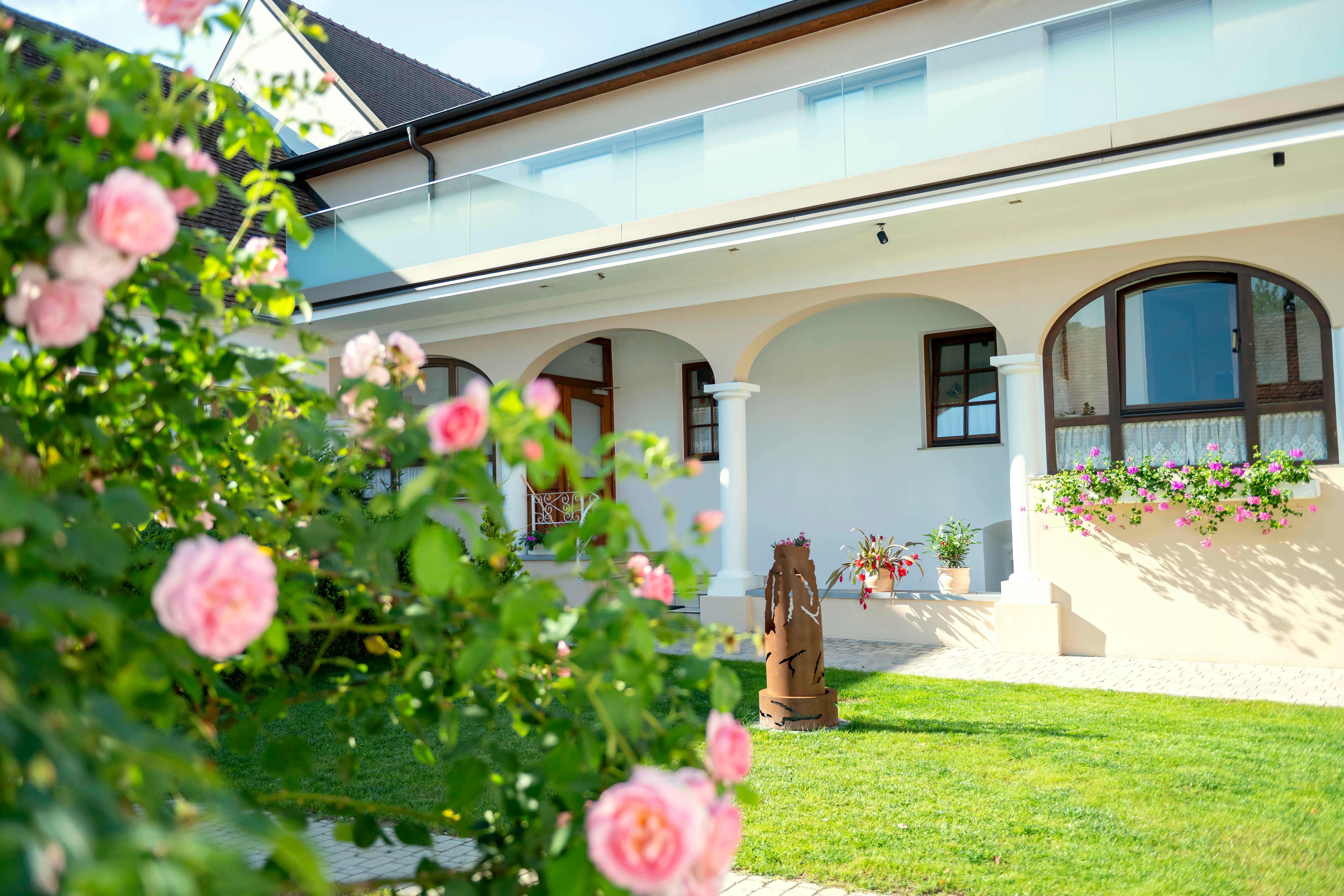 With its lovingly designed courtyard and regional cuisine, the Landgasthof Zum Lenz invites you to relax and enjoy yourself—an ideal place for spending time with friends in a relaxed atmosphere.
