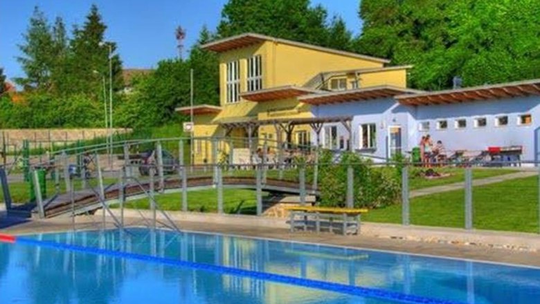 Altlengbach outdoor pool with swimming pool and building in the background.