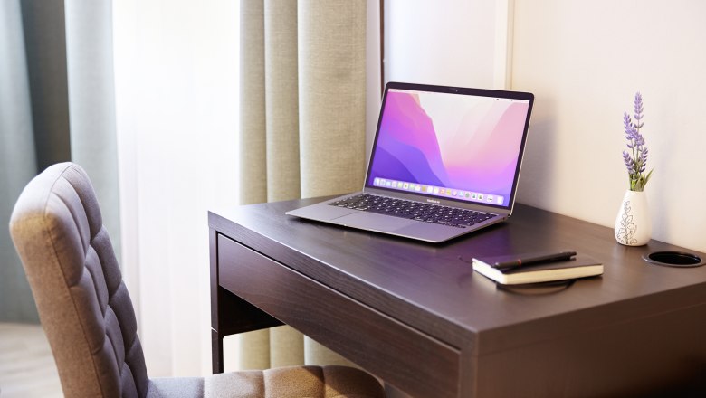 Guest room, desk, © Pension Pia OG