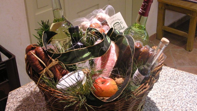 Basket of delicacies, &copy; Familie Schwameis