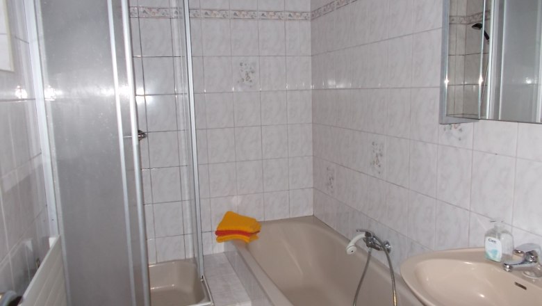 Apartment-Obstgarten_Bathroom, © Biobauernhof Mayerhofer