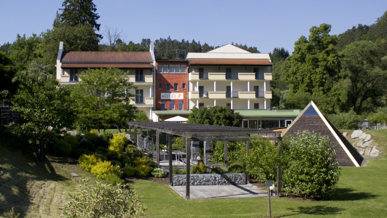 Exterior view, © Hotel-Restaurant Liebnitzmühle Exterior view of a hotel with garden and pavilion.