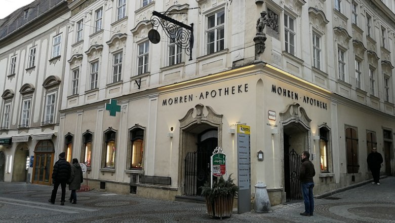 Historic building with the inscription 'Mohren Apotheke'.