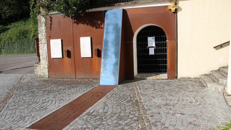 The Grechtler crypt on the church square, &copy; Gemeinde Weinburg