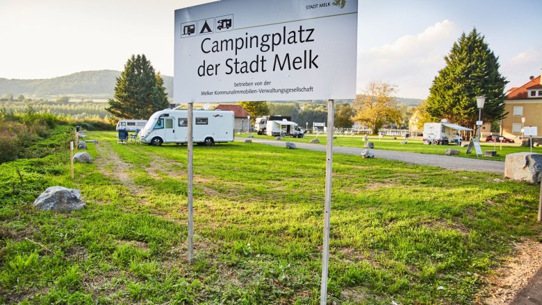 Campsite Melk, © Franz Gleiß Campsite in the town of Melk with mobile homes and green countryside.