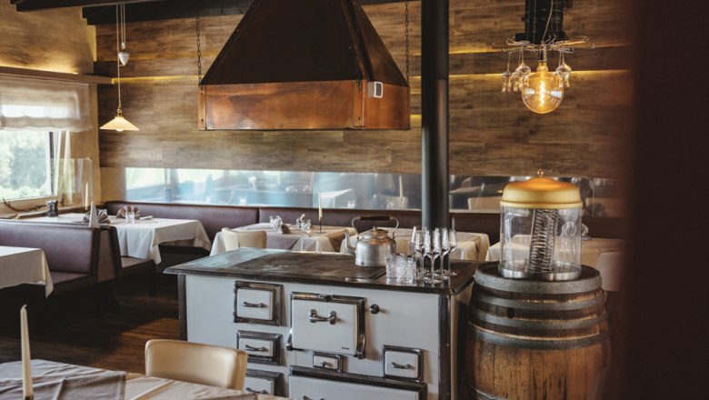 Cozy restaurant with rustic furnishings and wooden elements.