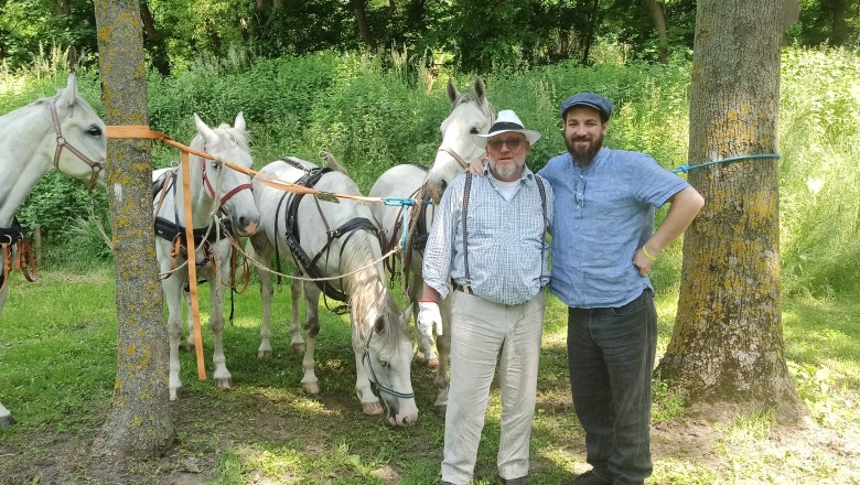 Carriage by the lime trees, &copy; Sonja H&ouml;gler