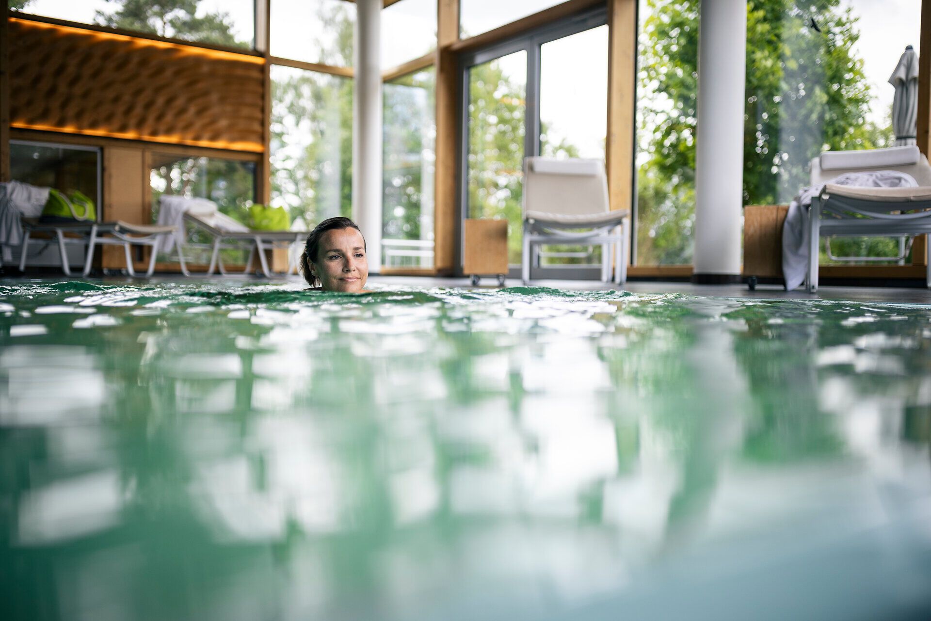 A woman is swimming in the pool at the Klosterberg Health Hotel in the Waldviertel region.
