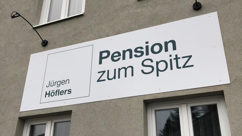 Pension zum Spitz, © Pension zum Spitz Facade of a building with a sign for the Pension zum Spitz.